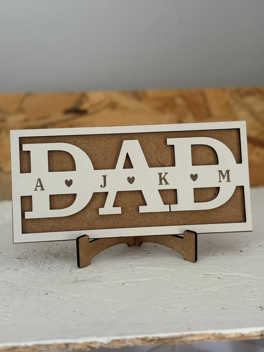 Placa DAD personalizada em MDF com nomes gravados a laser.