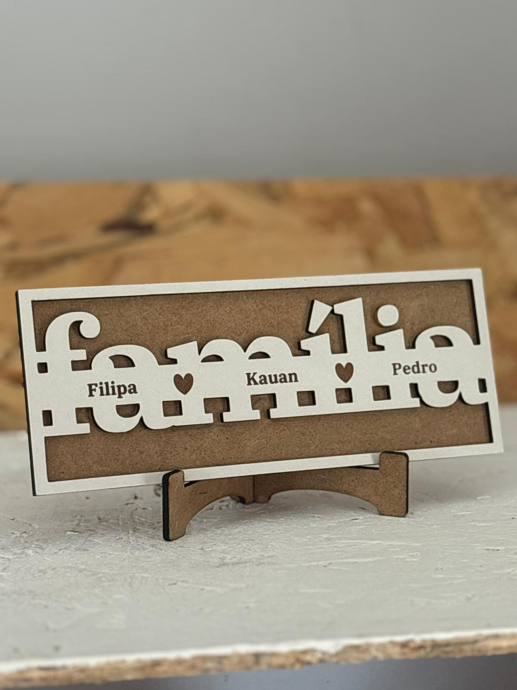 Placa família personalizada em MDF com nomes gravados a laser.