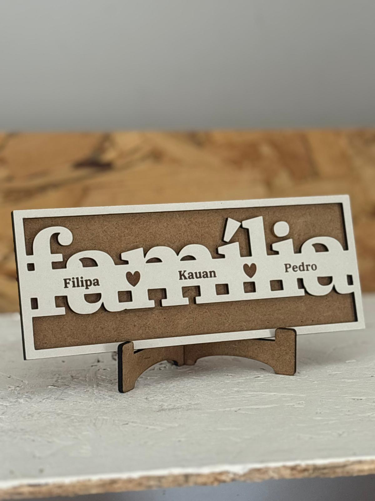 Placa família personalizada em MDF com nomes gravados a laser.
