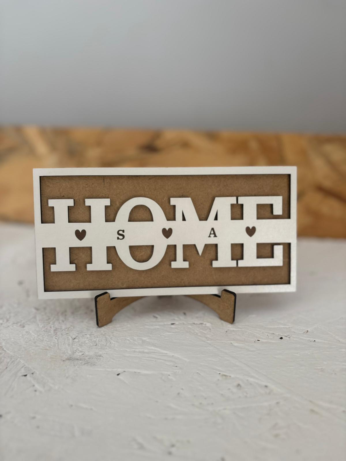 Placa HOME personalizada em MDF com nomes da família gravados a laser.