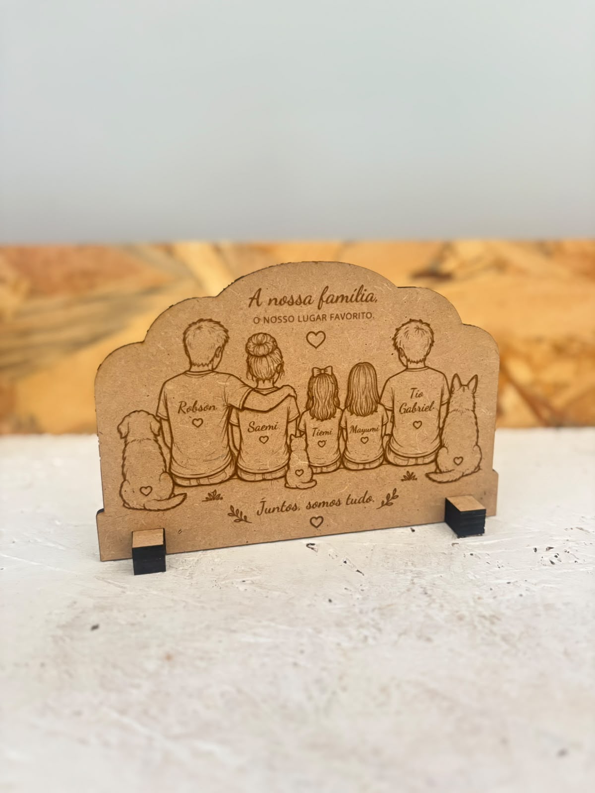 Placa de família personalizada com ilustração gravada a laser em MDF.