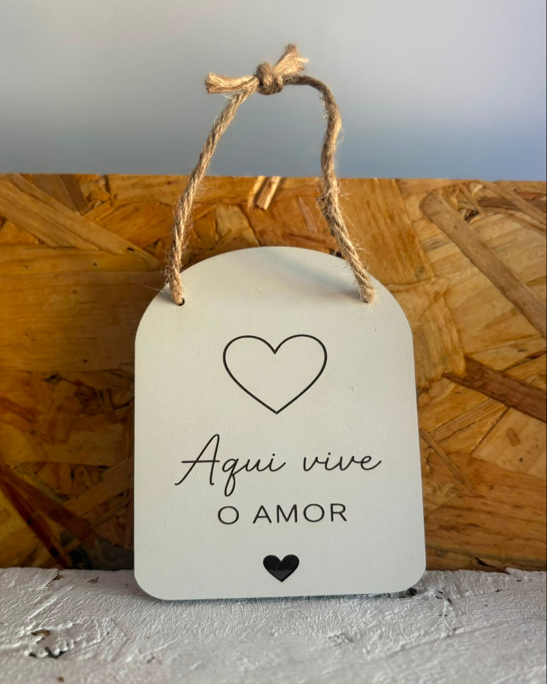 Placa Decorativa "Aqui Vive o Amor"