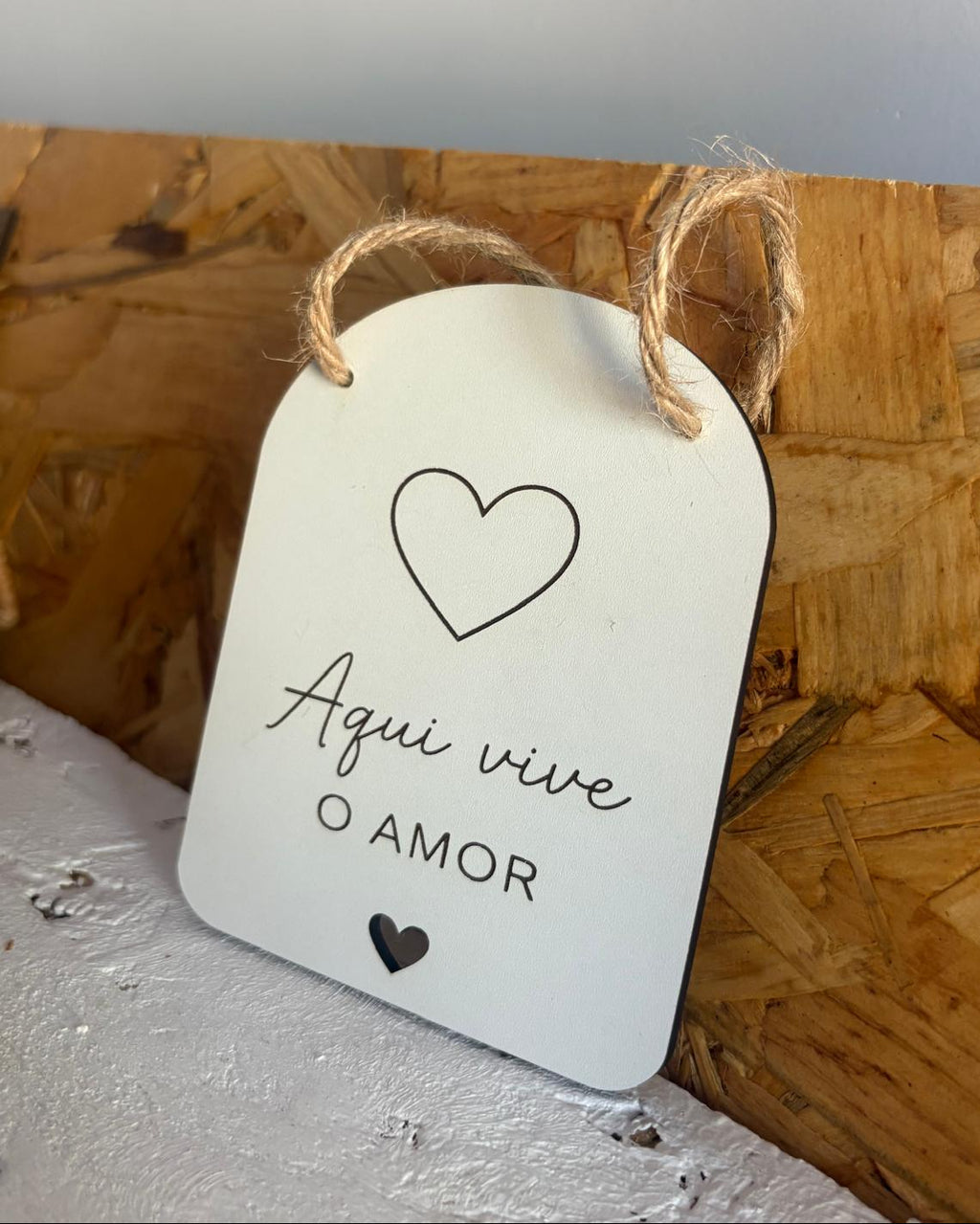 Placa decorativa em MDF com a frase "Aqui Vive o Amor".