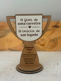 Lembrança de agradecimento personalizada em formato de troféu.