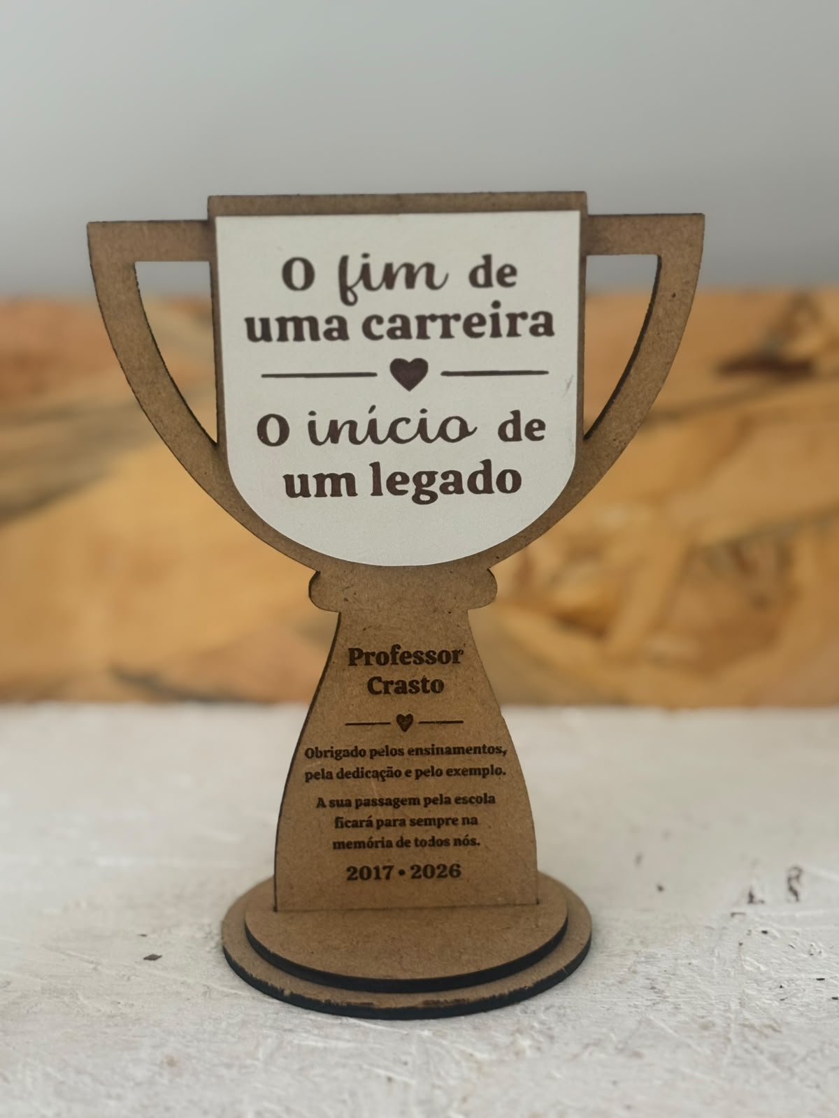 Lembrança de agradecimento personalizada em formato de troféu.